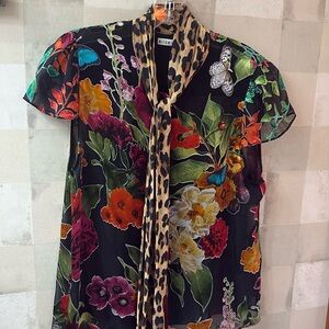 Alice + Olivia cap sleeve tie front blouse. Silk blend, vibrant colors.